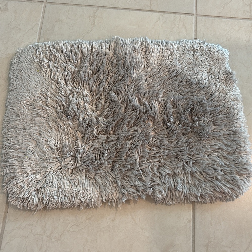 Luxurious Gray Shag Rug - Picture 3 of 3